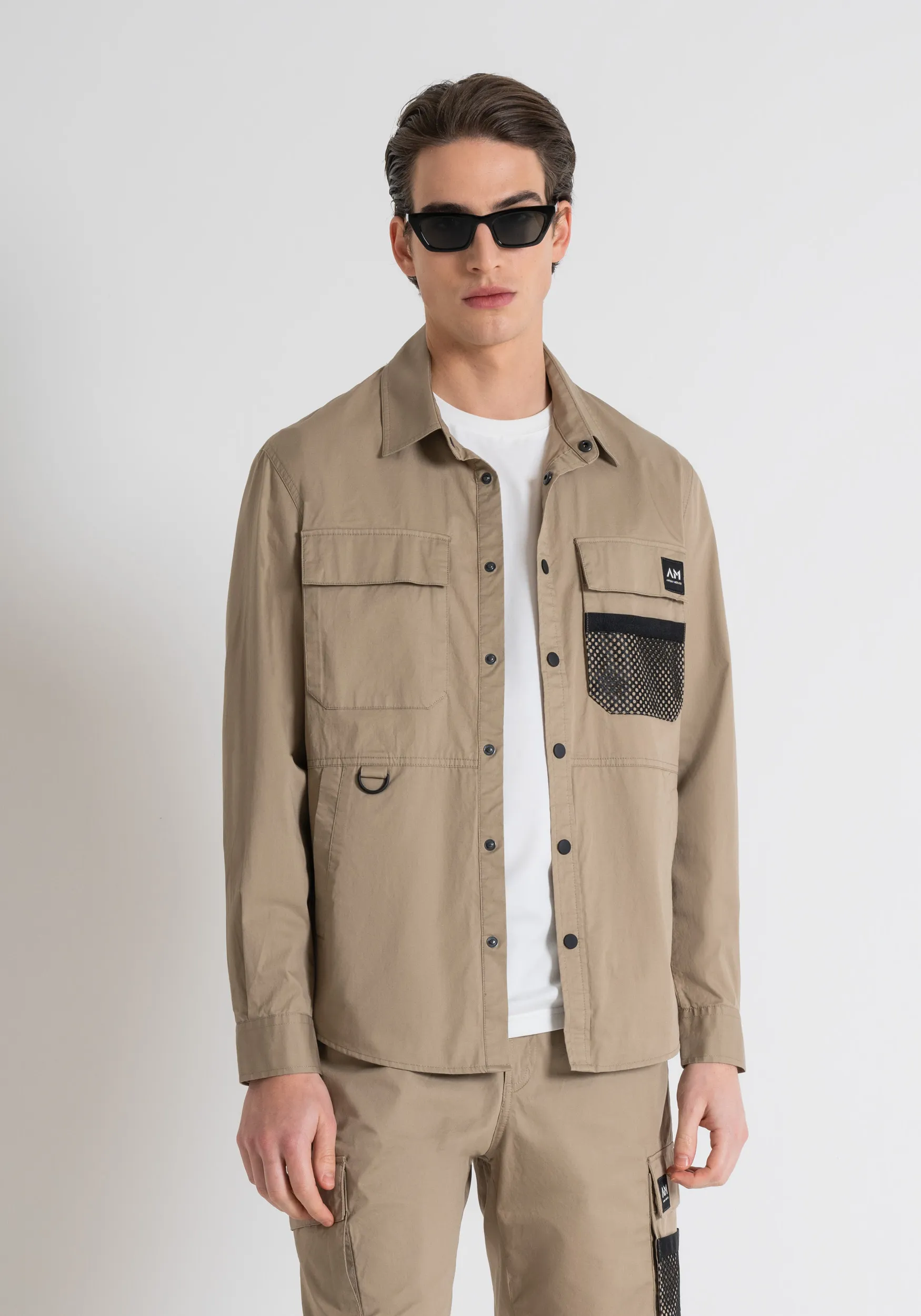 CAMISA REGULAR FIT DE SARGA DE ALGODÓN CON PARCHE DEL LOGOTIPO