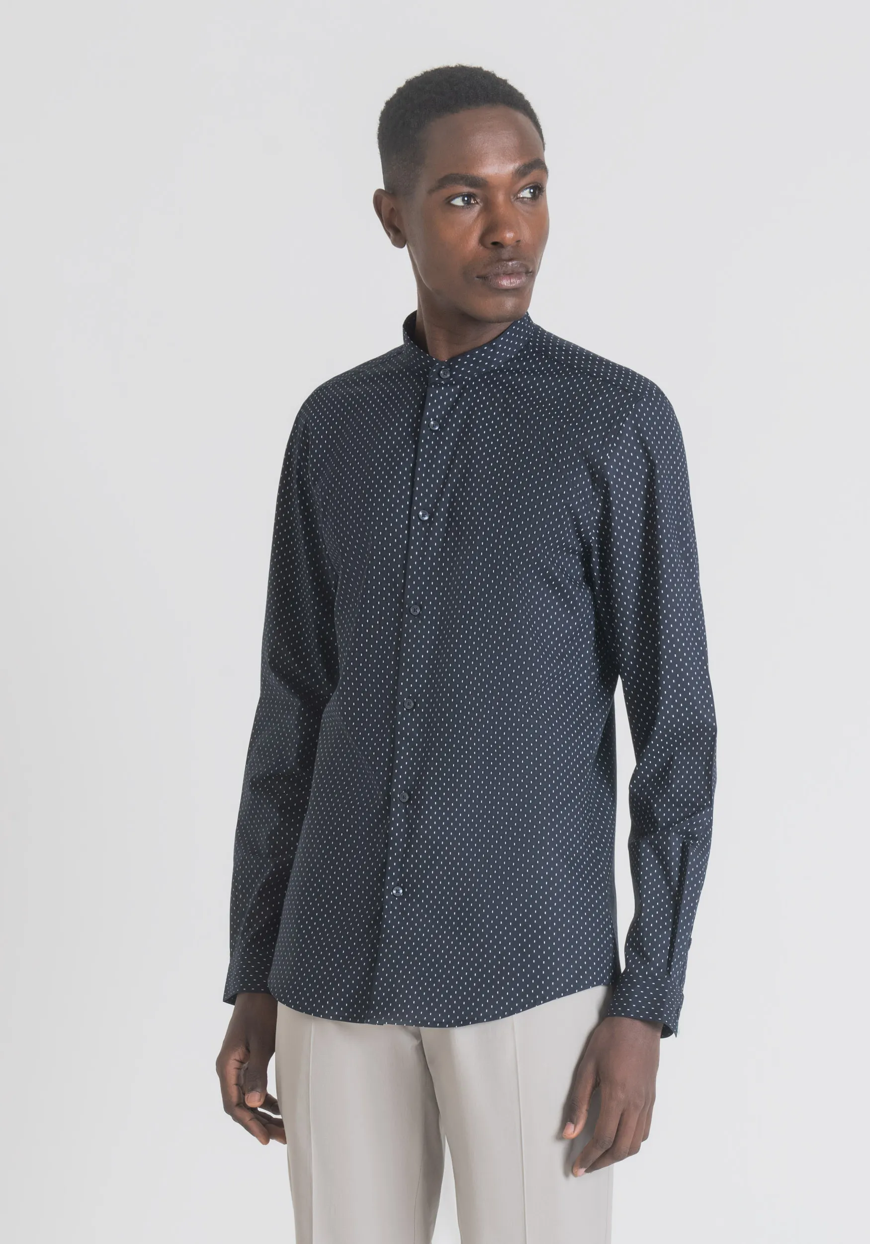 CAMISA SLIM FIT DE PURO ALGODÓN «SOFT TOUCH» CON CUELLO MAO Y MICROESTAMPADO DE LUNARES