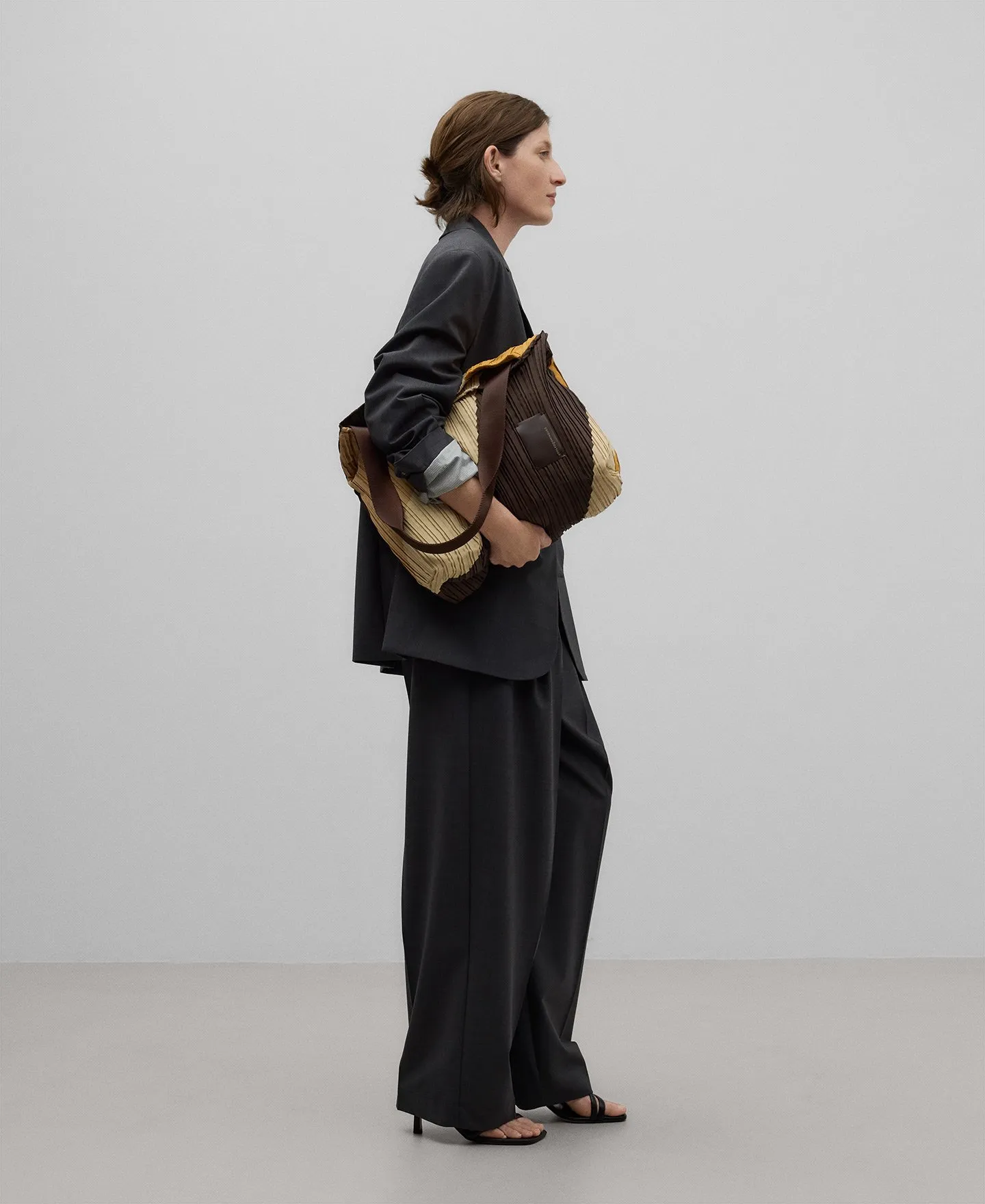 Large vertical crinkle shopper bag woman